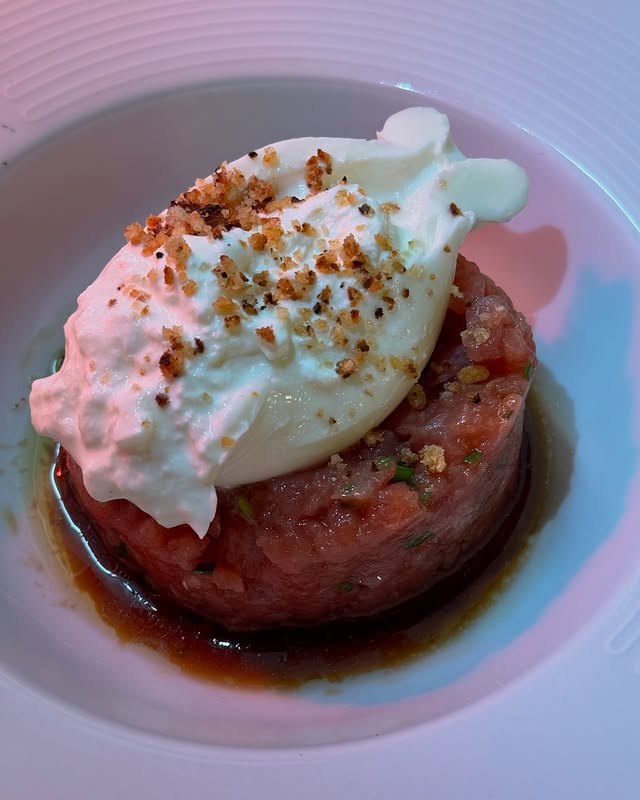 Tartare di pesce con crema di stracciatella servita al ristorante di mare a Cabras