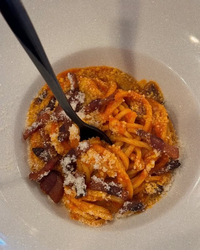 Spaghetti al pomodoro con bottarga grattugiata nella cucina di mare di Sa Panga