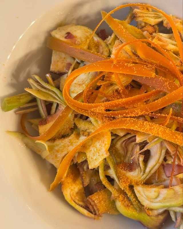 Carciofi crudi con bottarga e agrumi, piatto di stagione servito a Cabras