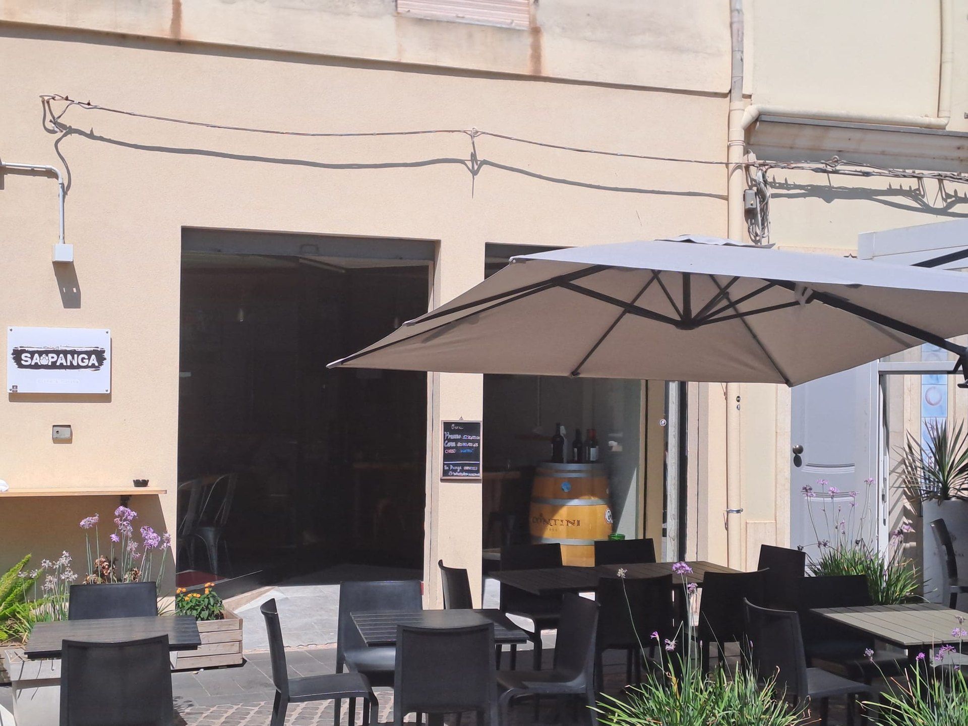 Ingresso e tavoli all'aperto di Sa Panga nel centro storico di Cabras